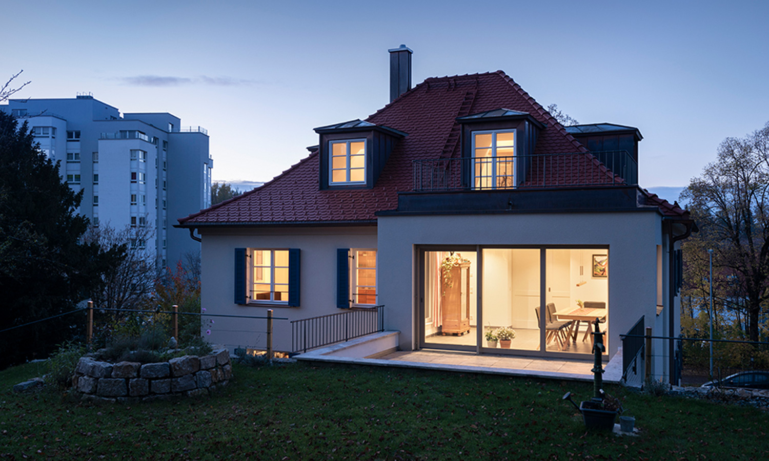 Haus Lessingstraße, Kempten, Abends vom Garten aus